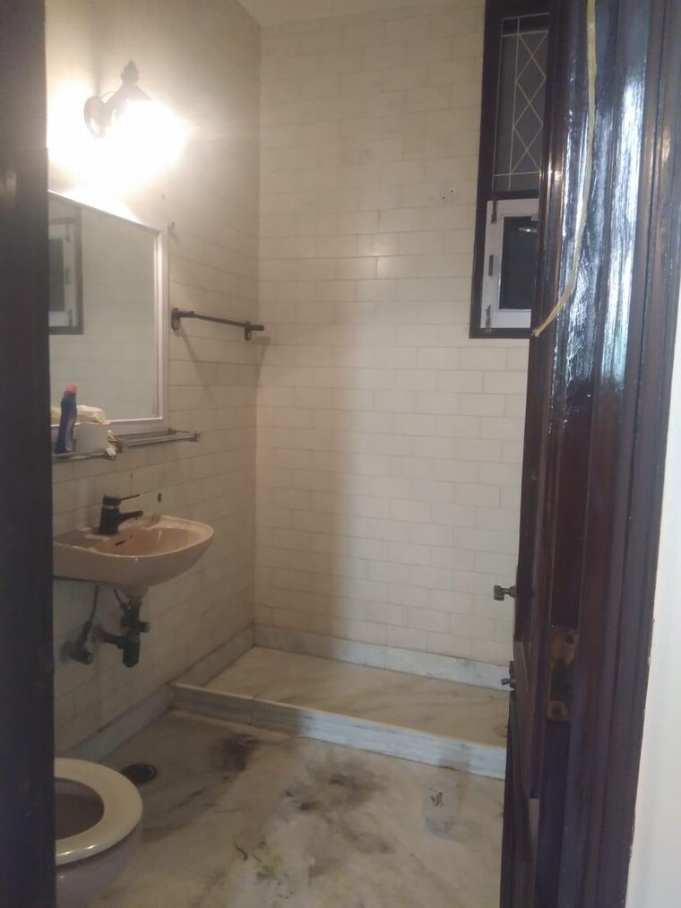 Bathroom, gulmohar park 3 Bedroom 1800 Sq.Ft. Builder Floor In Gulmohar Park Delhi 9646533