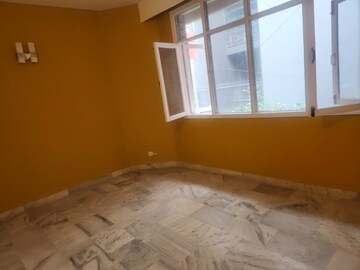 Room in 3 BHK Builder Floor at Green Park – for Rent