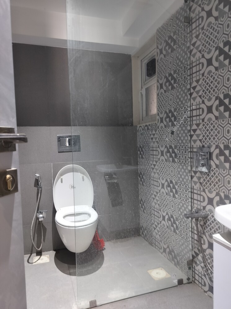 Bathroom, kanakia-paris 2 Bedroom 861 Sq.Ft. Apartment In Bandra East Mumbai 9646612