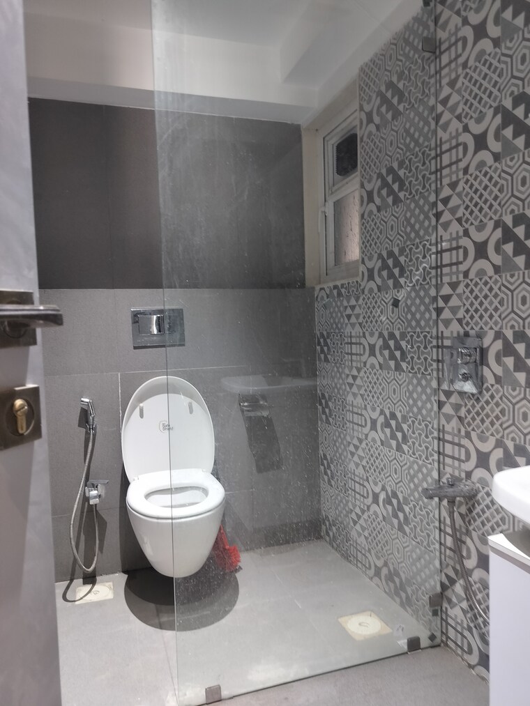 Bathroom, kanakia-paris 2 Bedroom 861 Sq.Ft. Apartment In Bandra East Mumbai 9646612