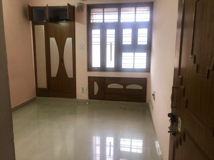 Room, sector 14 dwarka 3 Bedroom 1300 Sq.Ft. Apartment In Sector 14 Dwarka Delhi 9610899