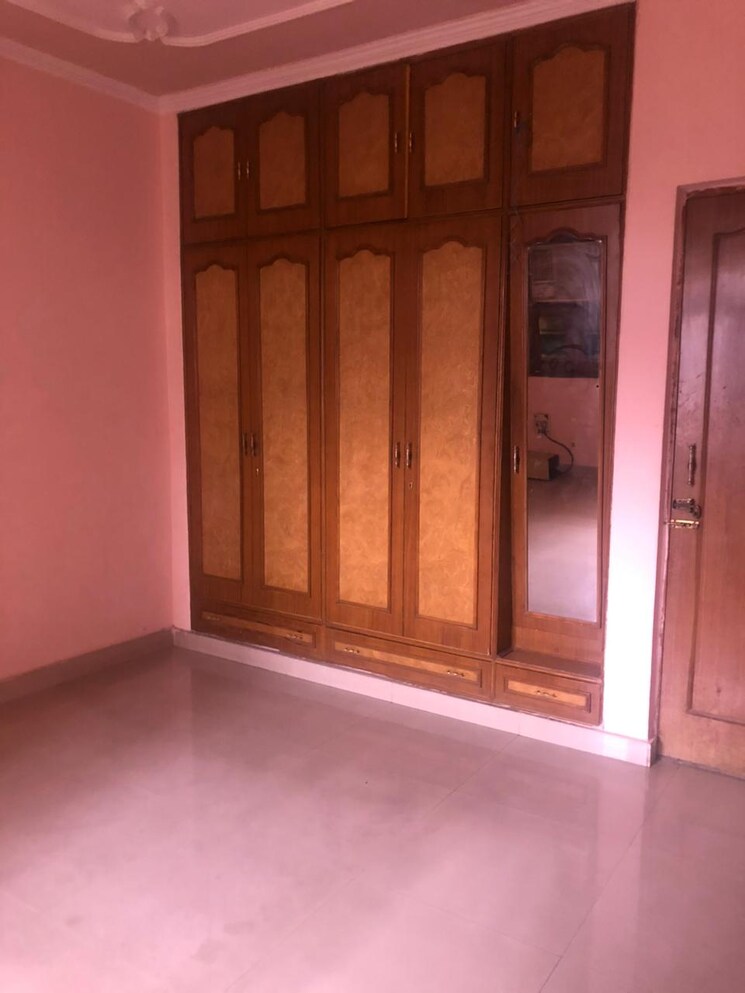 Room, sector 23 dwarka 3 Bedroom 1500 Sq.Ft. Apartment In Sector 23 Dwarka Delhi 9609999