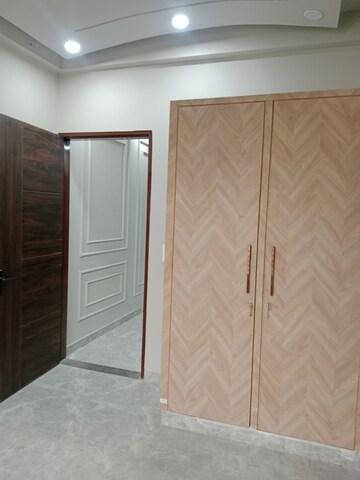 Room in 2 BHK Builder Floor at Sector 18 – for Rent