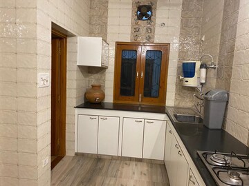 Kitchen in 3 BHK Apartment at Gomti Nagar – for Rent