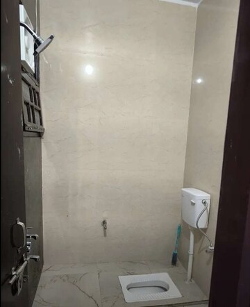Bathroom in 3 BHK Apartment at Hazratganj – for Rent