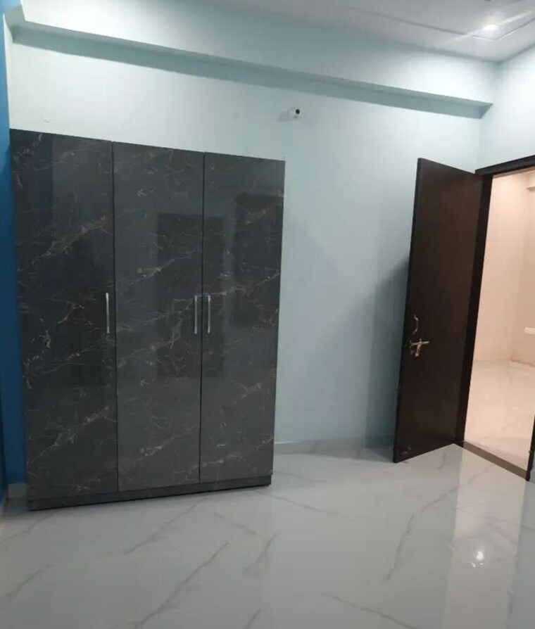 Room, hazratganj 3 Bedroom 1320 Sq.Ft. Apartment In Hazratganj Lucknow 9646678