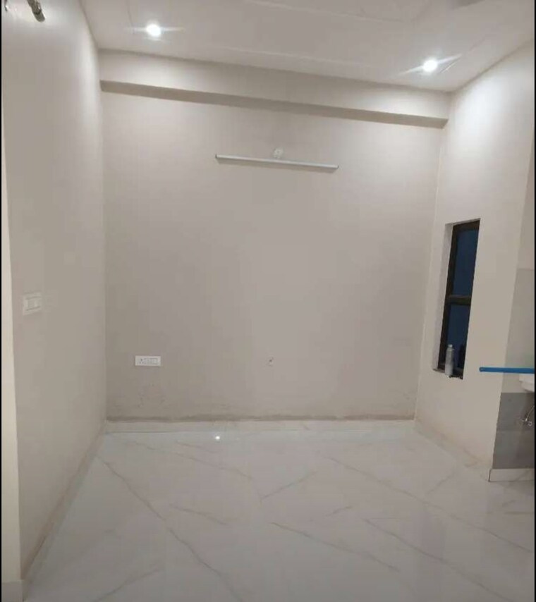 Room, hazratganj 3 Bedroom 1320 Sq.Ft. Apartment In Hazratganj Lucknow 9646678