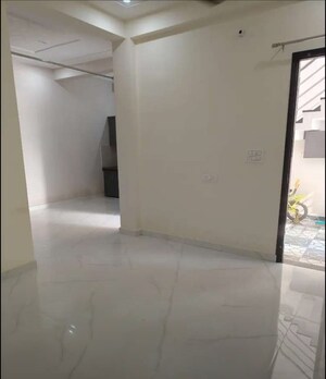 Room in 3 BHK Apartment at Hazratganj – for Rent