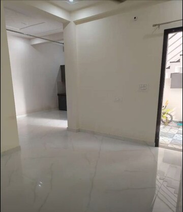 Room in 3 BHK Apartment at Hazratganj – for Rent