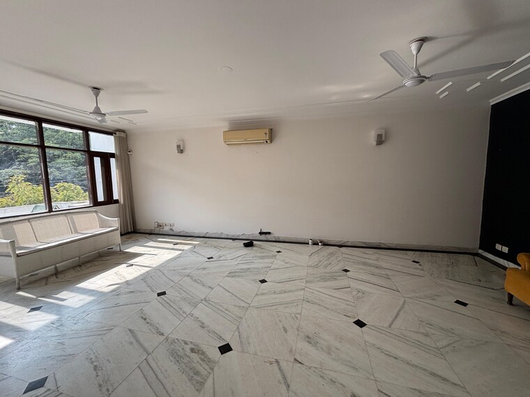Room, anand lok 3 Bedroom 400 Sq.Yd. Builder Floor In Anand Lok Delhi 9646685