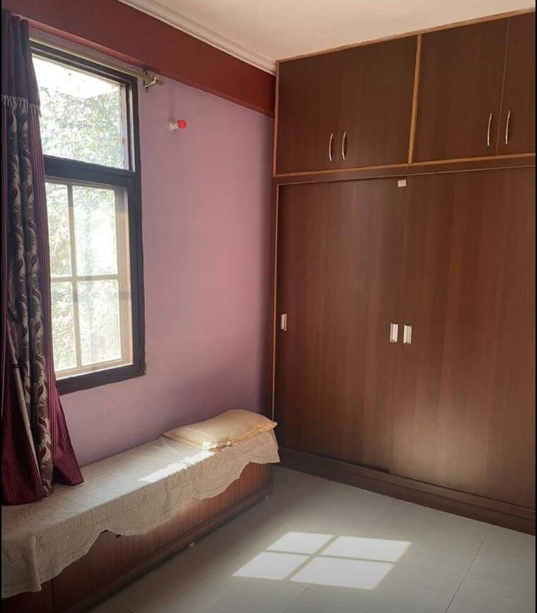 Room, hazratganj 3 Bedroom 1365 Sq.Ft. Apartment In Hazratganj Lucknow 9646688