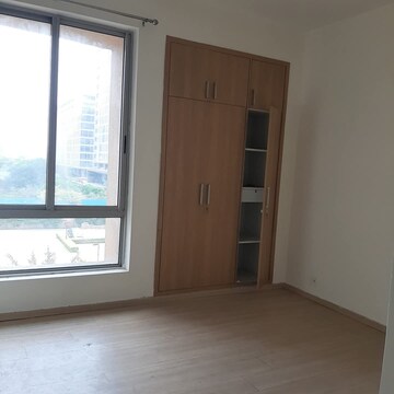 Room in 3.5 BHK Apartment at Pioneer Park Phase 1, Sector 61 – for Rent