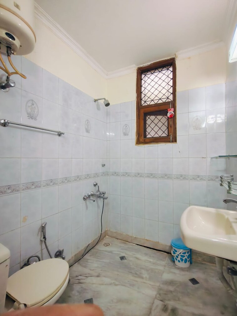 Bathroom, vijay-ratan-vihar 3 Bedroom 1850 Sq.Ft. Apartment In Sector 15 Gurgaon 9646747