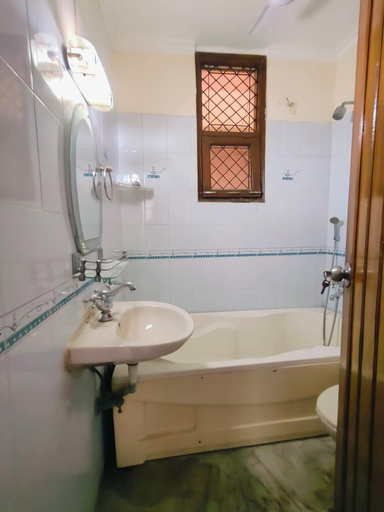 Bathroom, vijay-ratan-vihar 3 Bedroom 1850 Sq.Ft. Apartment In Sector 15 Gurgaon 9646747