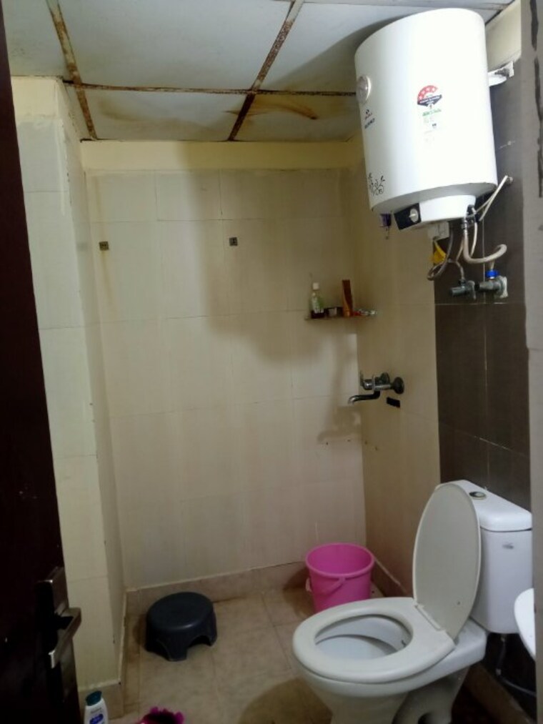 Bathroom, skytech-matrott 2.5 Bedroom 1150 Sq.Ft. Apartment In Sector 76 Noida 9647038