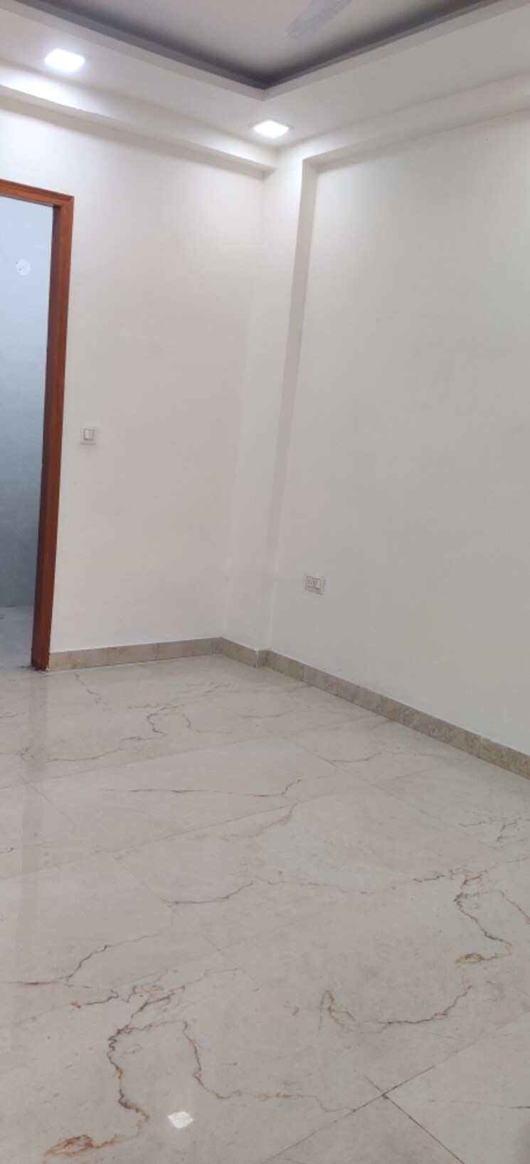 Room, green fields colony 4 Bedroom 350 Sq.Yd. Builder Floor In Green Fields Colony Faridabad 9647133