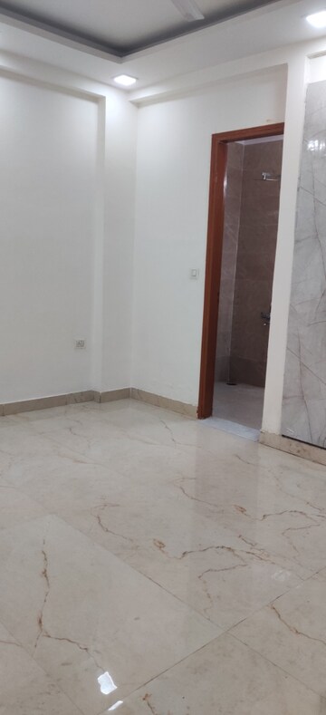 Room in 4 BHK Builder Floor at Green Fields Colony – for Rent