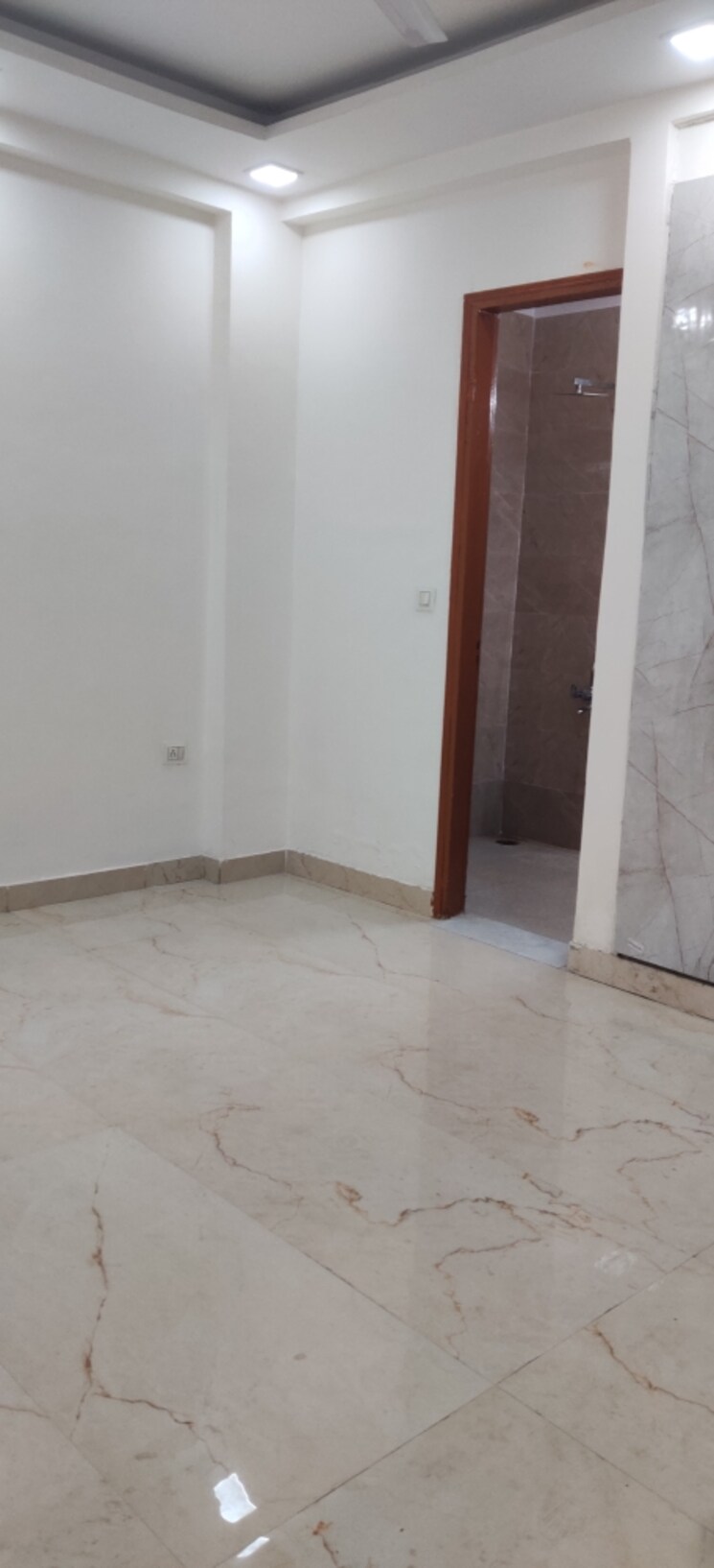 Room, green fields colony 4 Bedroom 350 Sq.Yd. Builder Floor In Green Fields Colony Faridabad 9647133