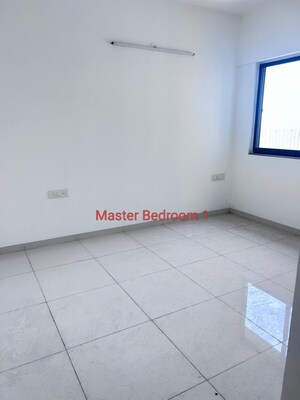 Room in 3.5 BHK Apartment at Amanora Gold Towers, Hadapsar – for Rent
