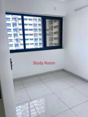 Room in 3.5 BHK Apartment at Amanora Gold Towers, Hadapsar – for Rent