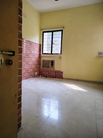 Room in 2 BHK Apartment at Ambuja Upohar The Condoville, Em Bypass – for Rent