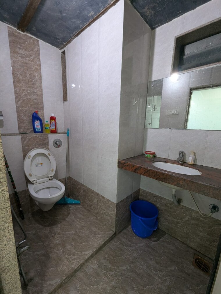 Bathroom, real-tech-park Commercial Office Space 1800 Sq.Ft. In Vashi Sector 30a Navi Mumbai 9647386