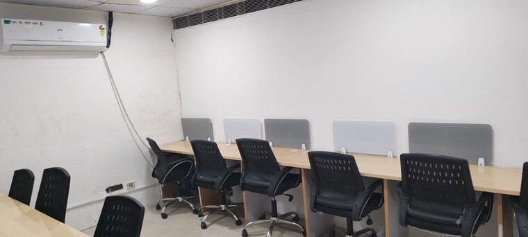 Team Area, sector 16 Commercial Office Space 900 Sq.Ft. In Sector 16 Noida 9647403