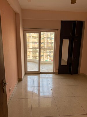 Room in 3 BHK Apartment at Supertech Cape Town, Sector 74 – for Rent