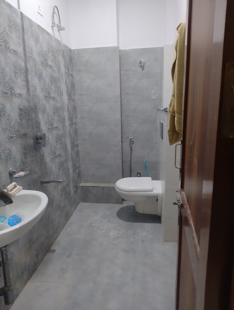 Bathroom, gomti nagar Commercial Office Space 1250 Sq.Ft. In Gomti Nagar Lucknow 9647575