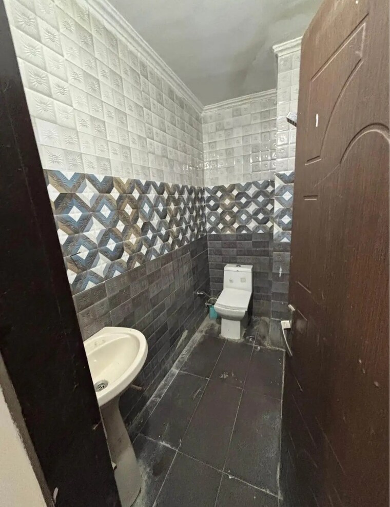 Bathroom, dhakoli 2 Bedroom 94 Sq.Yd. Apartment In Dhakoli Zirakpur 9647597