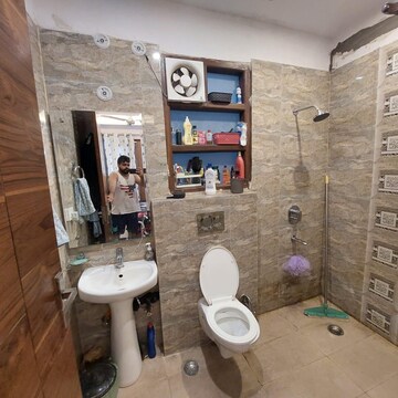 Bathroom in 3 BHK Builder Floor at DLF City Phase IV, Dlf Phase iv – for Rent