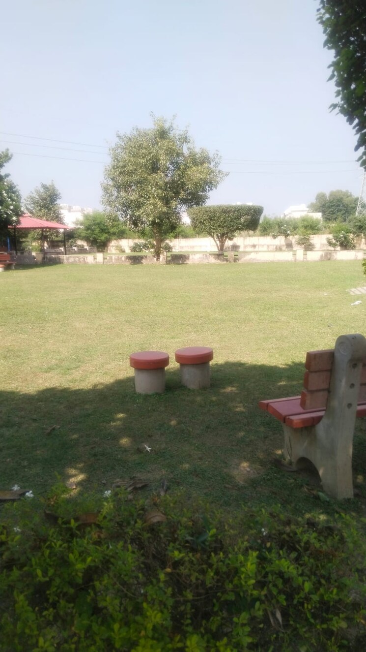 Garden, vip road 3 Bedroom 1850 Sq.Ft. Apartment In Vip Road Zirakpur 9647634