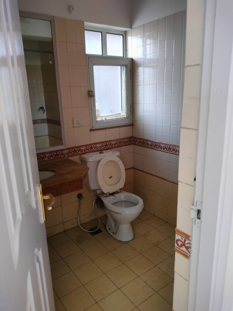 Bathroom, dlf-westend-heights 4 Bedroom 2804 Sq.Ft. Apartment In Sector 53 Gurgaon 9647578