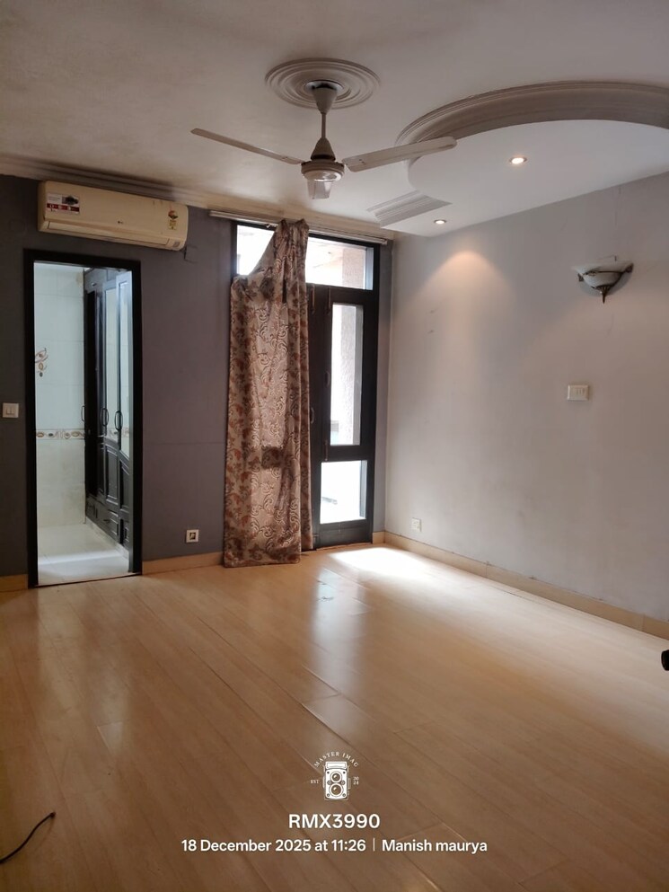 Room, greater kailash ii 3 Bedroom 2250 Sq.Ft. Builder Floor In Greater Kailash ii Delhi 9647685