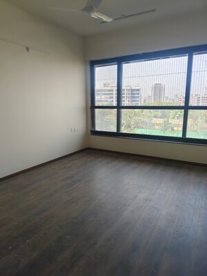 Room in 3 BHK Apartment at Kalpataru Magnus, Bandra East – for Rent