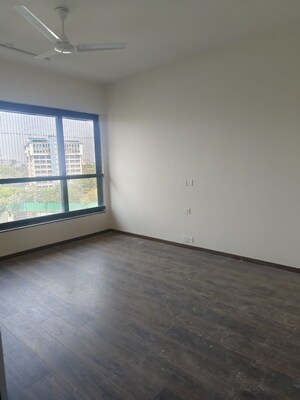 Room in 3 BHK Apartment at Kalpataru Magnus, Bandra East – for Rent