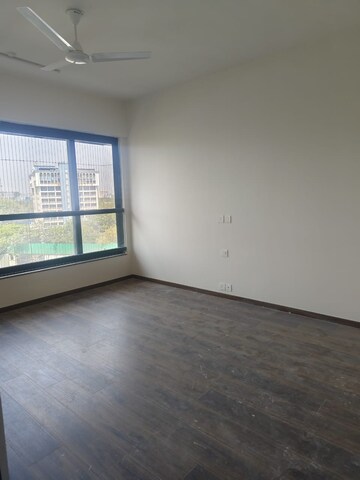 Room in 3 BHK Apartment at Kalpataru Magnus, Bandra East – for Rent