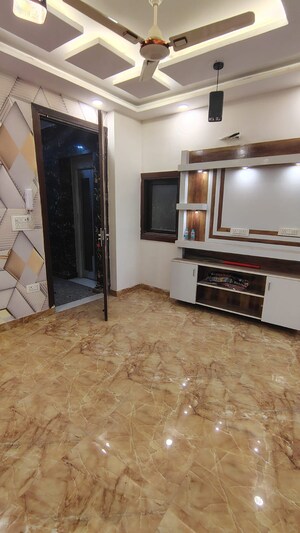 Room in 3 BHK Builder Floor at Dwarka Mor – for Rent