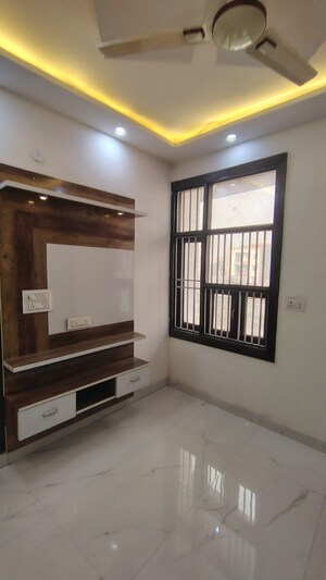 Room in 3 BHK Builder Floor at Dwarka Mor – for Rent