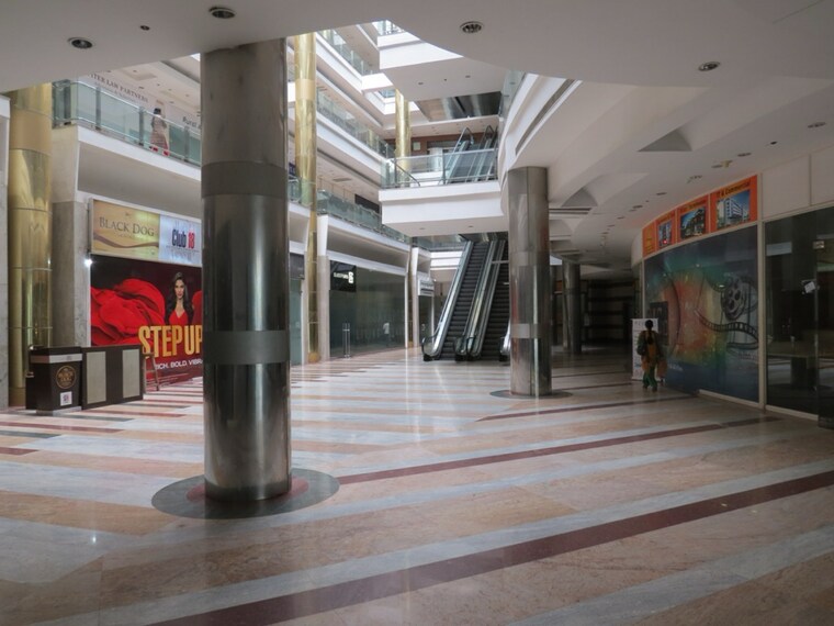  Parking, universal-trade-tower Commercial Office Space 1200 Sq.Ft. In Sispal Vihar Gurgaon 9647744