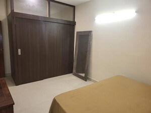 Room in 4 BHK Builder Floor at Dlf Phase ii – for Rent