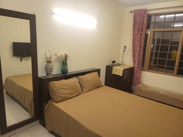 Bedroom in 4 BHK Builder Floor at Dlf Phase ii – for Rent
