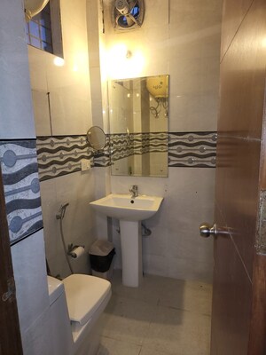 Team Area in 4 BHK Builder Floor at Dlf Phase ii – for Rent