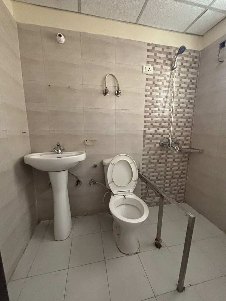 Bathroom, bulland-heights 3 Bedroom 1851 Sq.Ft. Apartment In Sain Vihar Ghaziabad 9647764