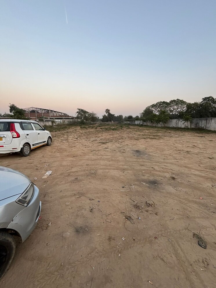  Parking, mumatpura Commercial Land 4400 Sq.Yd. In Mumatpura Ahmedabad 9647872