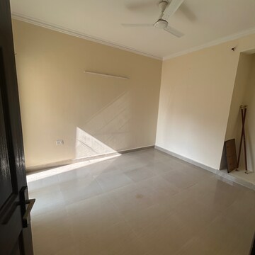 Room in 2 BHK Apartment at Paramount Floraville, Sector 137 – for Rent