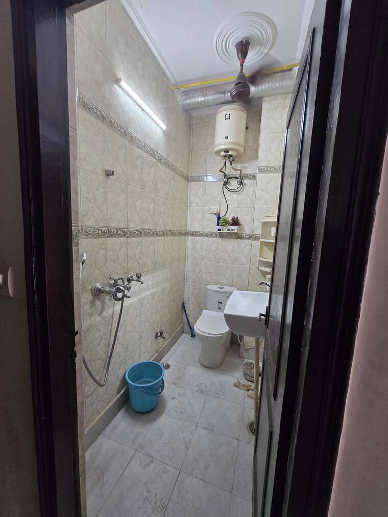 Bathroom, lajpat nagar 4 1.5 Bedroom 500 Sq.Ft. Apartment In Lajpat Nagar 4 Delhi 9647980