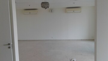 Room in 4 BHK Apartment at DLF The Belaire, Sector 54 – for Rent