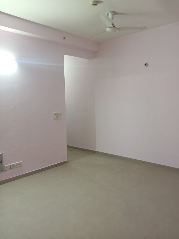 Room, sector 16c greater noida 3 Bedroom 1235 Sq.Ft. Apartment In Sector 16c Greater Noida Greater Noida 9648015