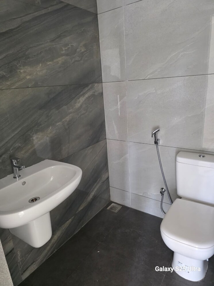 Bathroom, kumar-palmsprings 2 Bedroom 850 Sq.Ft. Apartment In Undri Pune 9648033